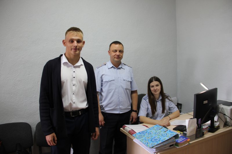 Сотрудники ОМВД России «Тамбовский» провели экскурсию для старшеклассника